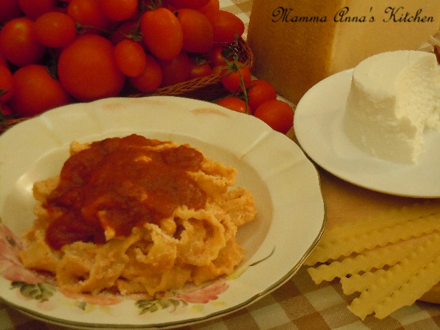 Ecco a voi un altro piatto dei giorni di festa dei napoletani; i manfredi con ricotta e ragù...CLICK TO CONTINUE