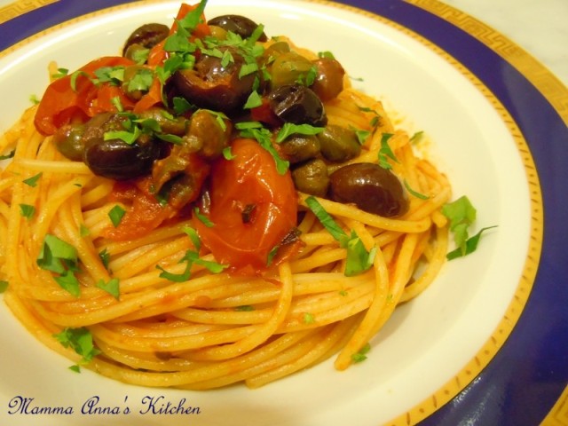 puttanesca aglio e olio con pomodorini