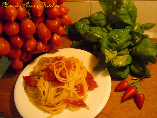 spaghetti aglio, olio e pomodorini di piennolo