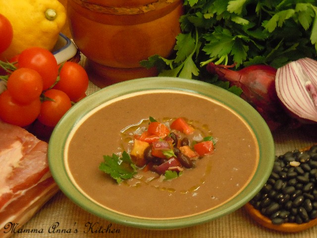 zuppa di fagioli neri con salsa di fagioli neri