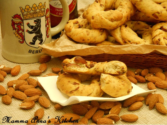 Taralli sugna, pepe e mandorle